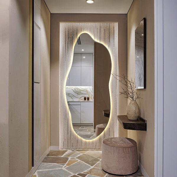 Nietypowe lustro z podświetleniem LED 40x90 cm