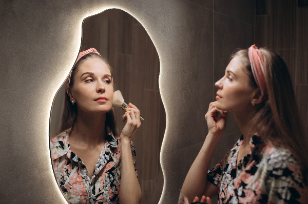 Nietypowe lustro z podświetleniem dekoracyjne 50x100 cm