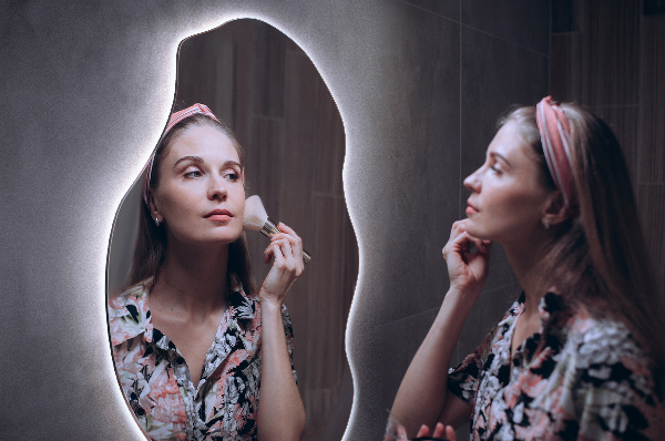 Nietypowe lustro z podświetleniem dekoracyjne 50x100 cm