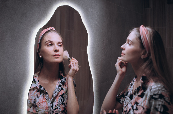 Lustro o nieregularnym kształcie led 45x90 cm