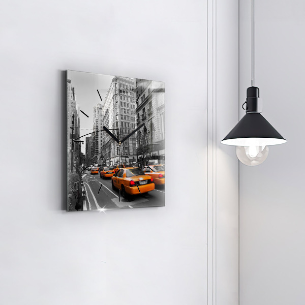 Kwadratowy zegar Manhattan i taksówki
