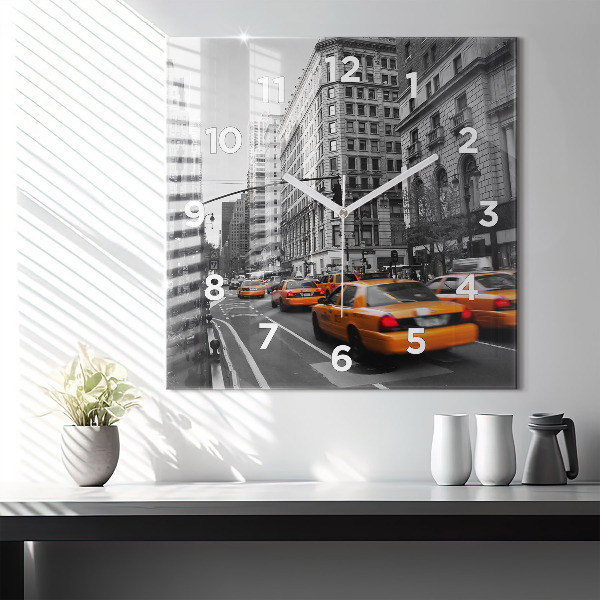 Kwadratowy zegar Manhattan i taksówki