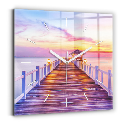 Kwadratowy zegar Most w porcie wieczorem