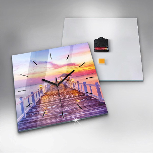 Kwadratowy zegar Most w porcie wieczorem