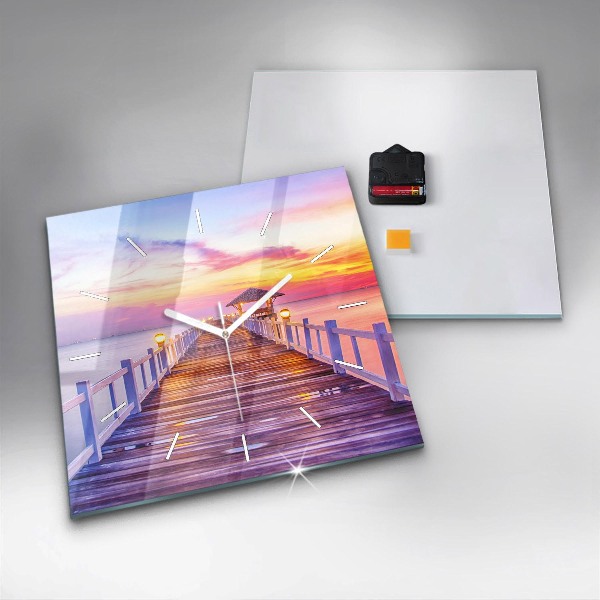 Kwadratowy zegar Most w porcie wieczorem