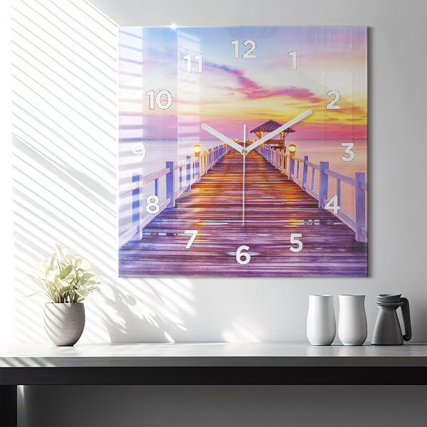 Kwadratowy zegar Most w porcie wieczorem