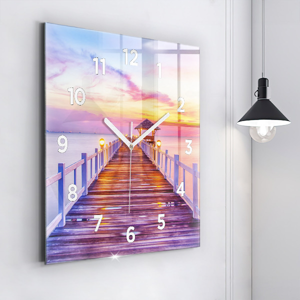 Kwadratowy zegar Most w porcie wieczorem