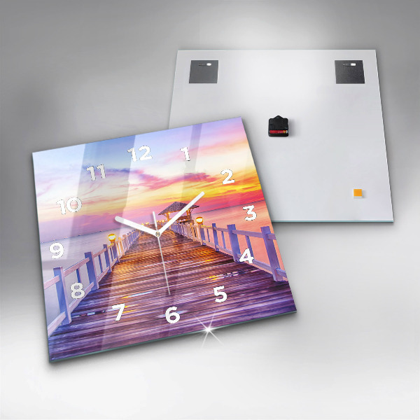 Kwadratowy zegar Most w porcie wieczorem