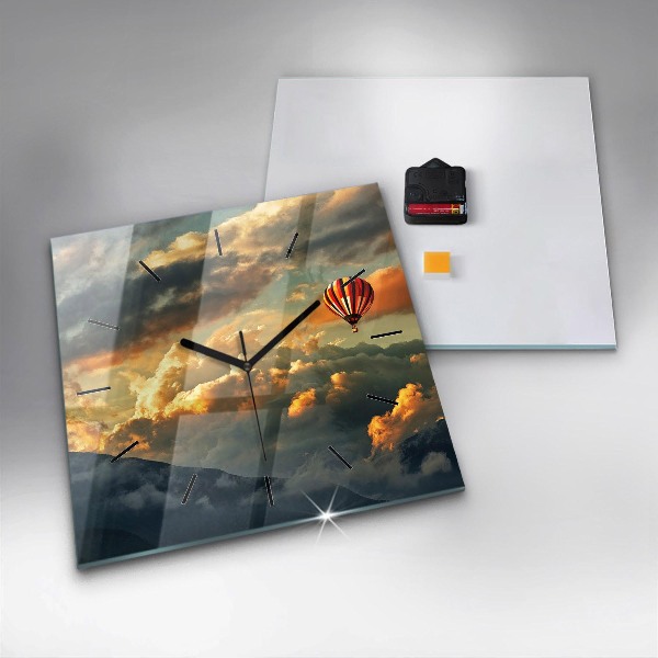 Kwadratowy zegar Lot balonem w chmurach