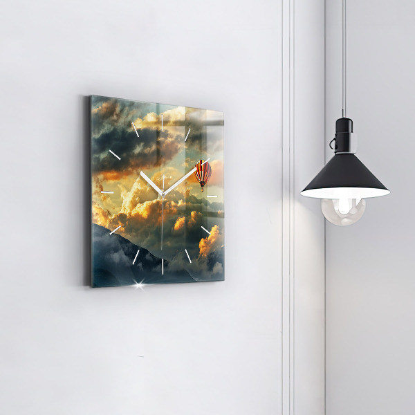 Kwadratowy zegar Lot balonem w chmurach