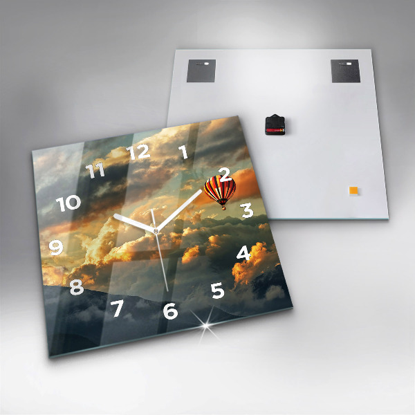 Kwadratowy zegar Lot balonem w chmurach