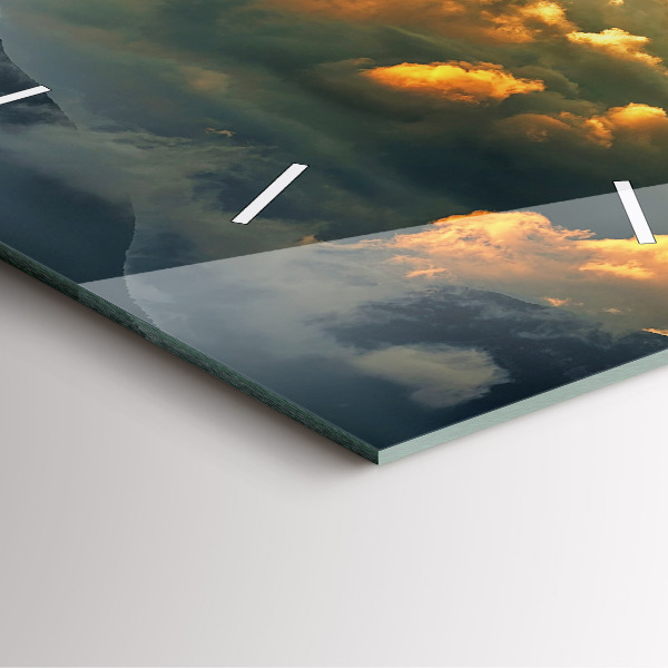 Kwadratowy zegar Lot balonem w chmurach