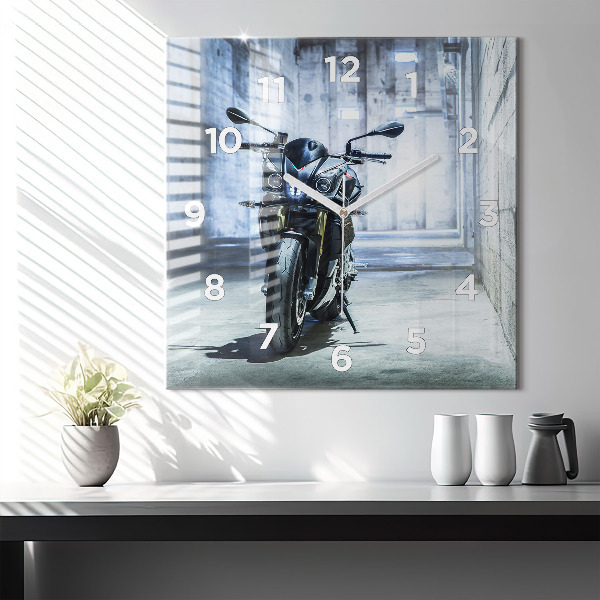Kwadratowy zegar Motocykl w alejce