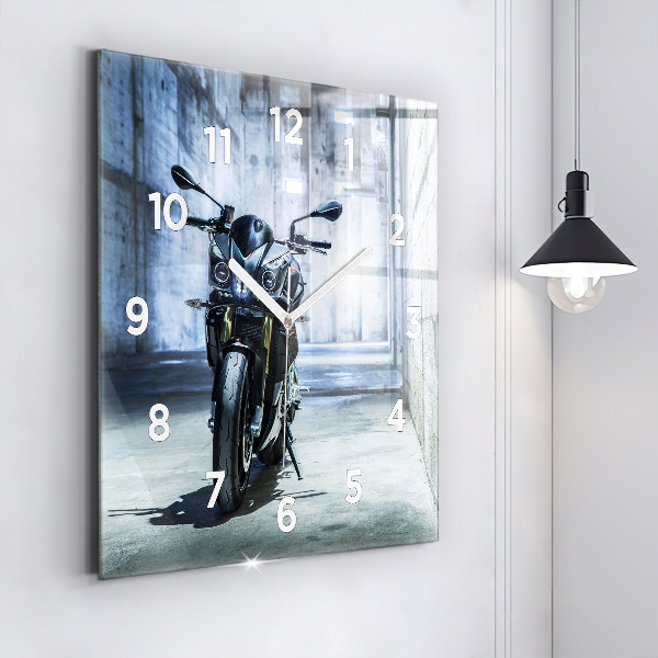 Kwadratowy zegar Motocykl w alejce