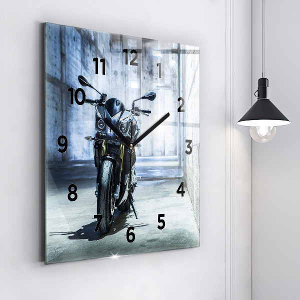 Kwadratowy zegar Motocykl w alejce