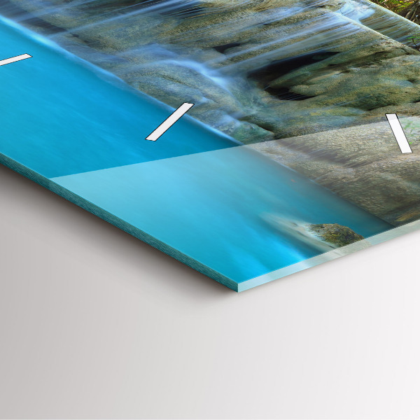 Kwadratowy zegar Wodospad w lesie