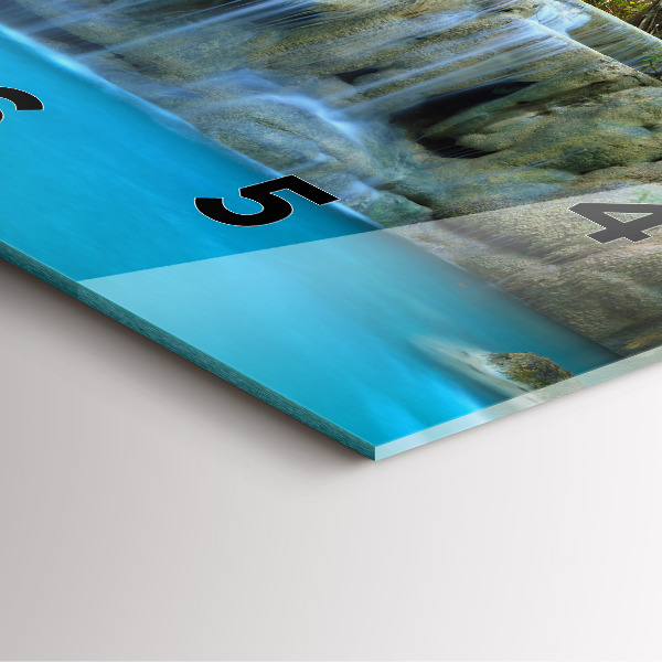 Kwadratowy zegar Wodospad w lesie