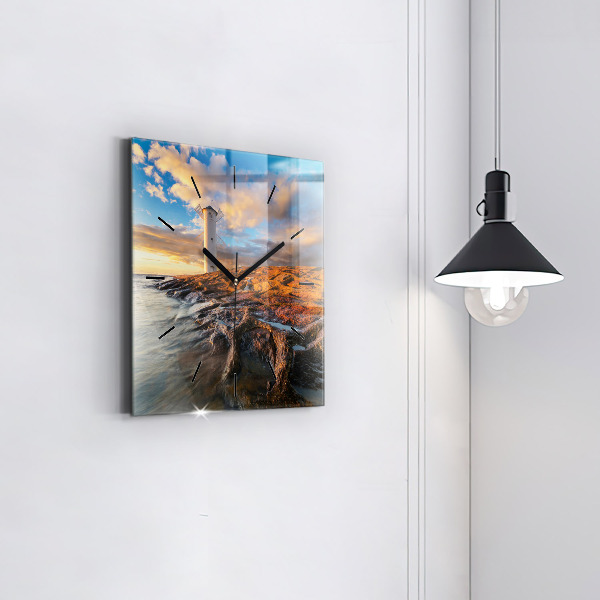 Kwadratowy zegar Latarnia i morze Bałtyckie