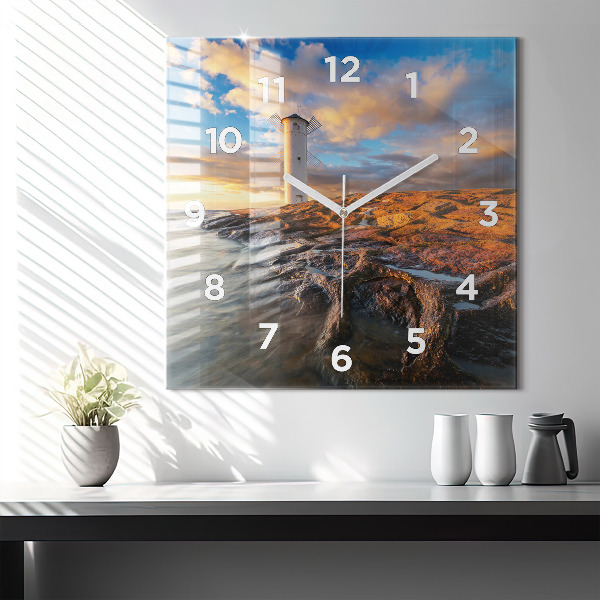 Kwadratowy zegar Latarnia i morze Bałtyckie