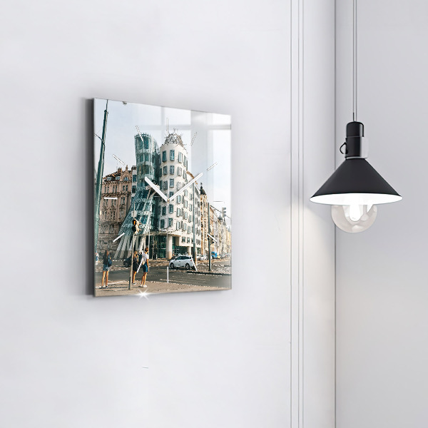 Zegar ścienny kwadratowy Tańczący dom Praga