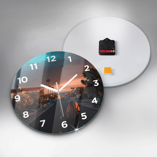 Zegar okrągły z nadrukiem Kobieta na drodze